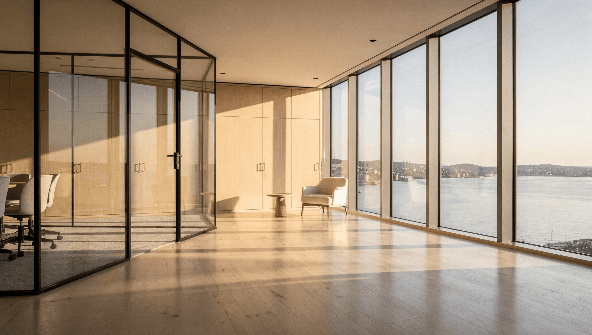 Lyst atrium i et næringsbygg